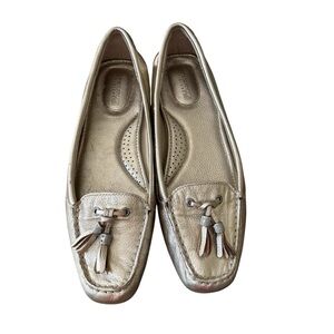 Sperry Gold Metallic leather upper top sider tasseled loafer. Women’s 8
